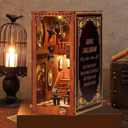 Book Nook - Grimm's Small Building Gesamtansicht mit detaillierter Szenerie