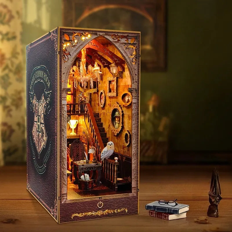 Seitliche Ansicht des Book Nook - Harry Potter mit gut sichtbaren Elementen