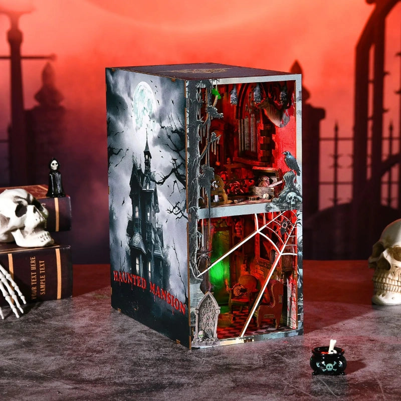 Seitliche Ansicht des Book Nook - Haunted Mansion mit gut sichtbaren Elementen
