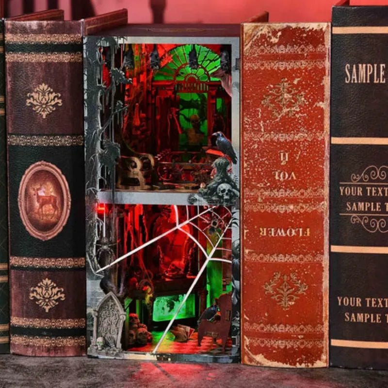 Book Nook - Haunted Mansion dekorativ auf einem Schreibtisch platziert