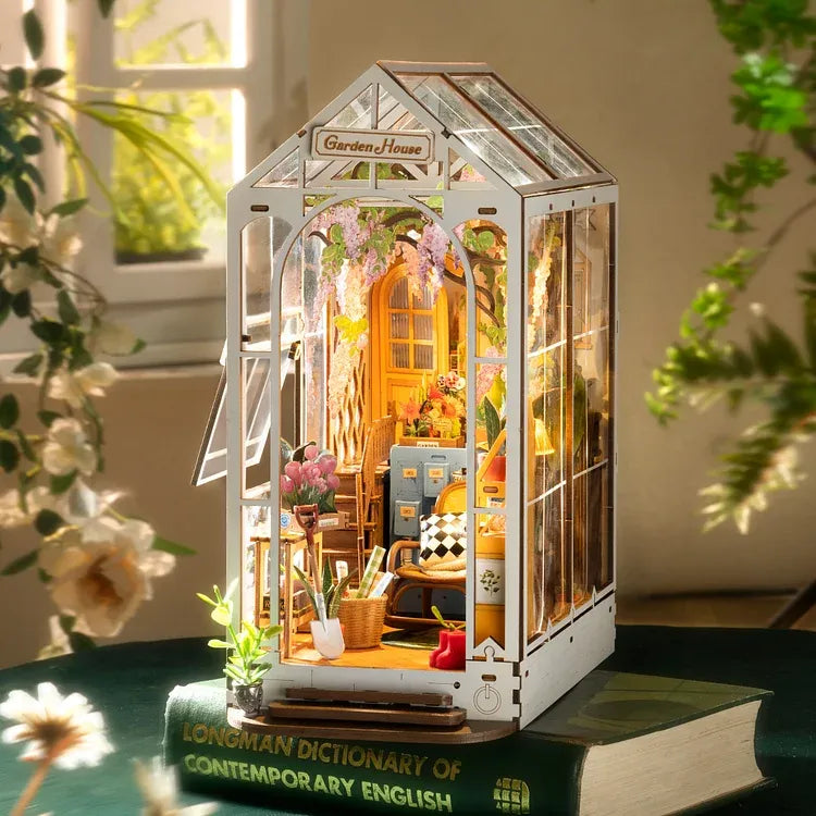 Booknook - Holiday Garden House Produktbild auf booknook.de