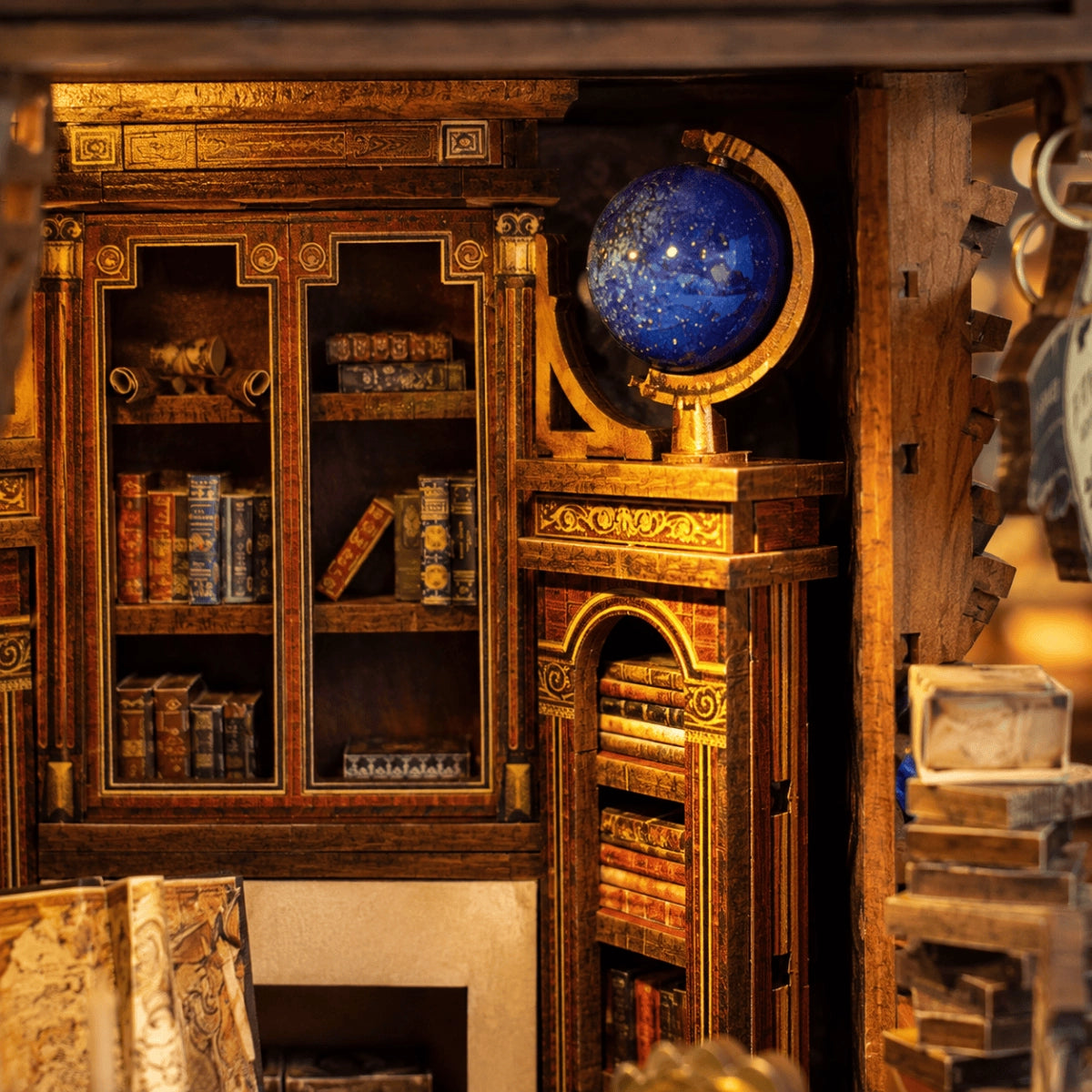 Blauer Himmelsglobus über verzierten Bücherregalen