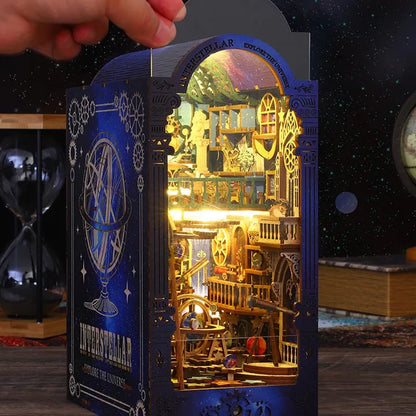 Book Nook - Interstellar Exploration (Sternenforschung) mit Staubschutz auf booknook.de