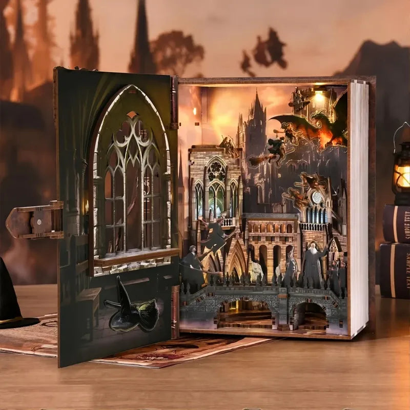 Copertina incernierata aperta sulla scuola di magia illuminata