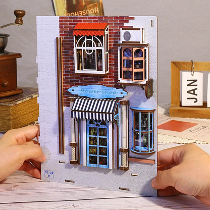 Detailansicht des Book Nook - Island Holiday mit präzise geschnittenen Holzteilen aus hochwertigem Material