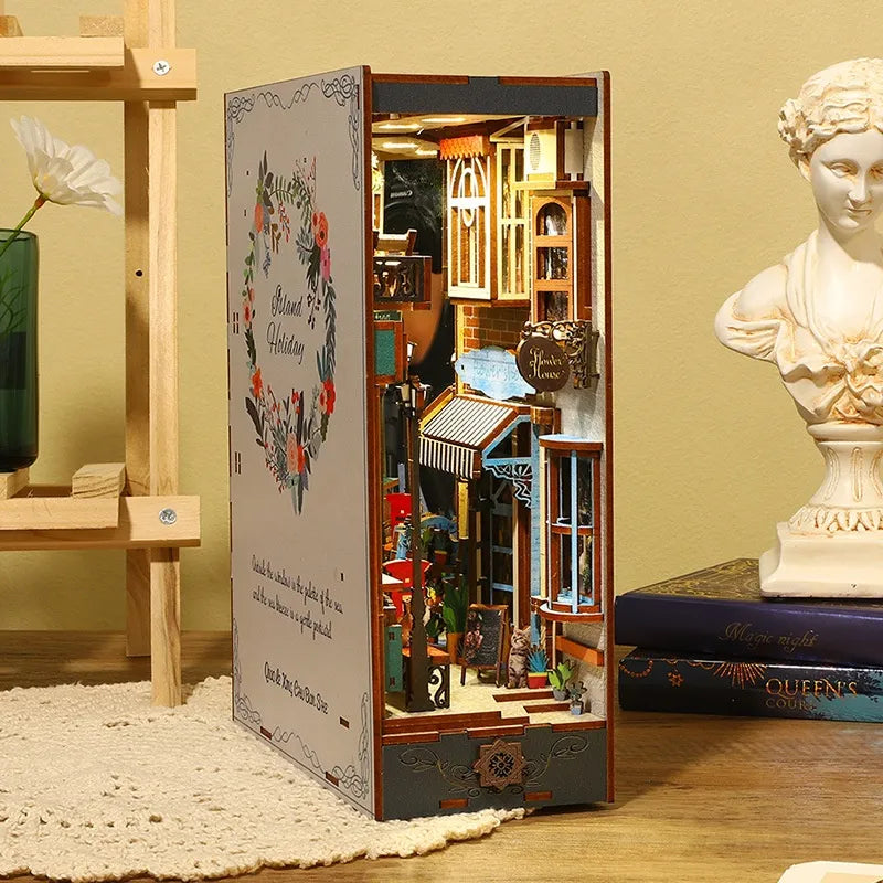 Seitliche Ansicht des Book Nook - Island Holiday mit gut sichtbaren Elementen