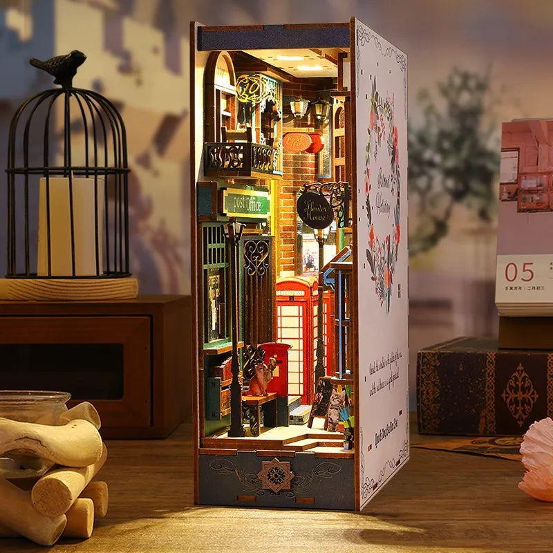 Seitliche Ansicht des Book Nook - Island Holiday mit gut sichtbaren Elementen