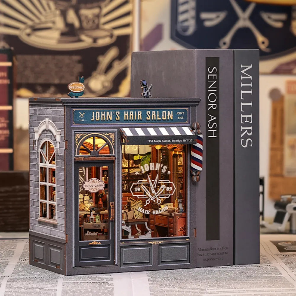 Book Nook - John's Hair Salon dekorativ auf einem Schreibtisch platziert
