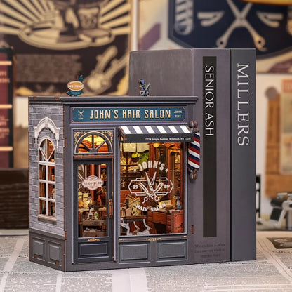 Book Nook - John's Hair Salon dekorativ auf einem Schreibtisch platziert