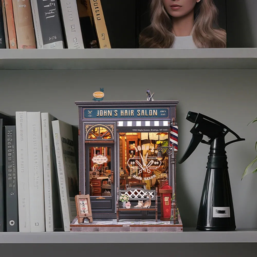 Book Nook - John's Hair Salon dekorativ auf einem Schreibtisch platziert