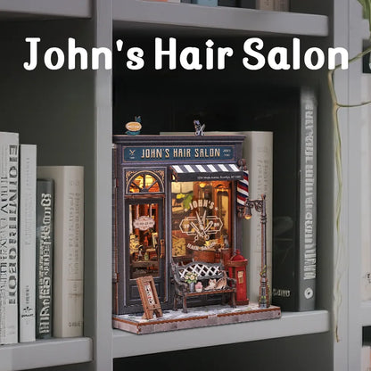Book Nook - John's Hair Salon dekorativ auf einem Schreibtisch platziert