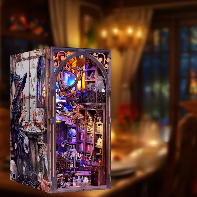 Seitliche Ansicht des Book Nook - Judy's Magical World mit gut sichtbaren Elementen
