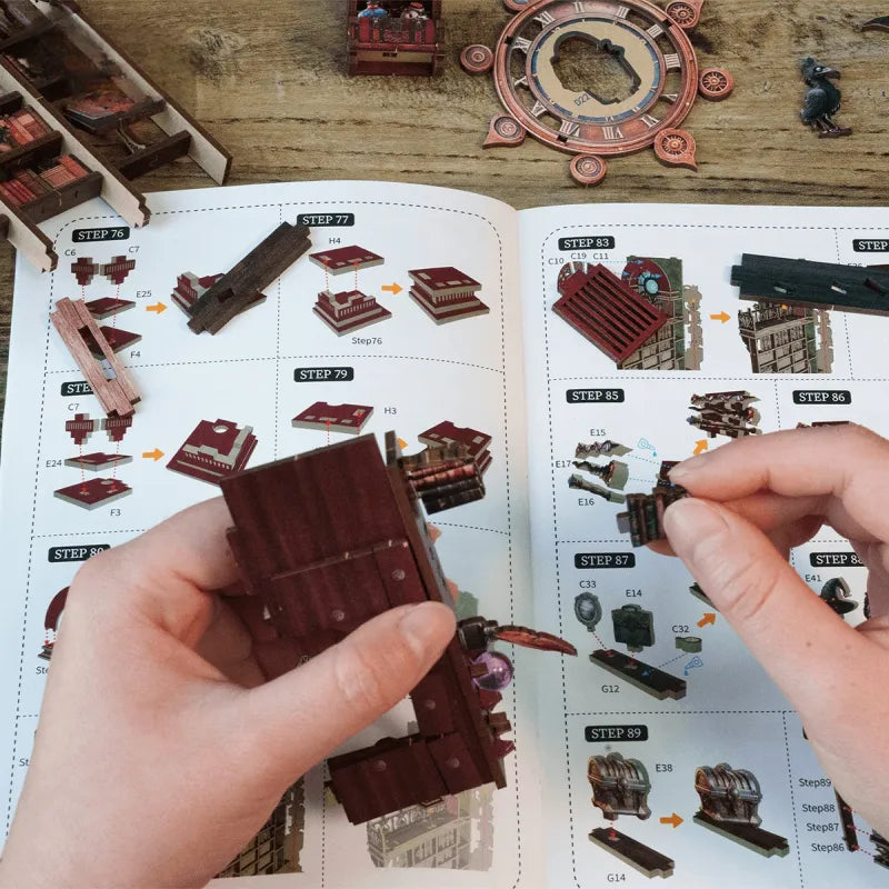Detailansicht des Book Nook - Judy's Magical World mit präzise geschnittenen Holzteilen aus hochwertigem Material