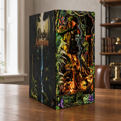 Seitliche Ansicht des Dschungel Book Nook mit Felswänden und Pflanzen