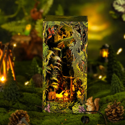 Jungle Adventure als beleuchtete Dschungelszene zwischen Büchern