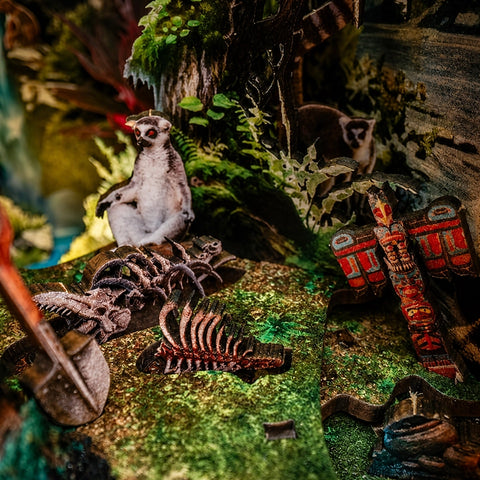 Lemuren, Tierknochen und ein geschnitztes Totem zwischen den Felsen