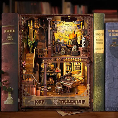 Book Nook - Key Tracking dekorativ auf einem Schreibtisch platziert