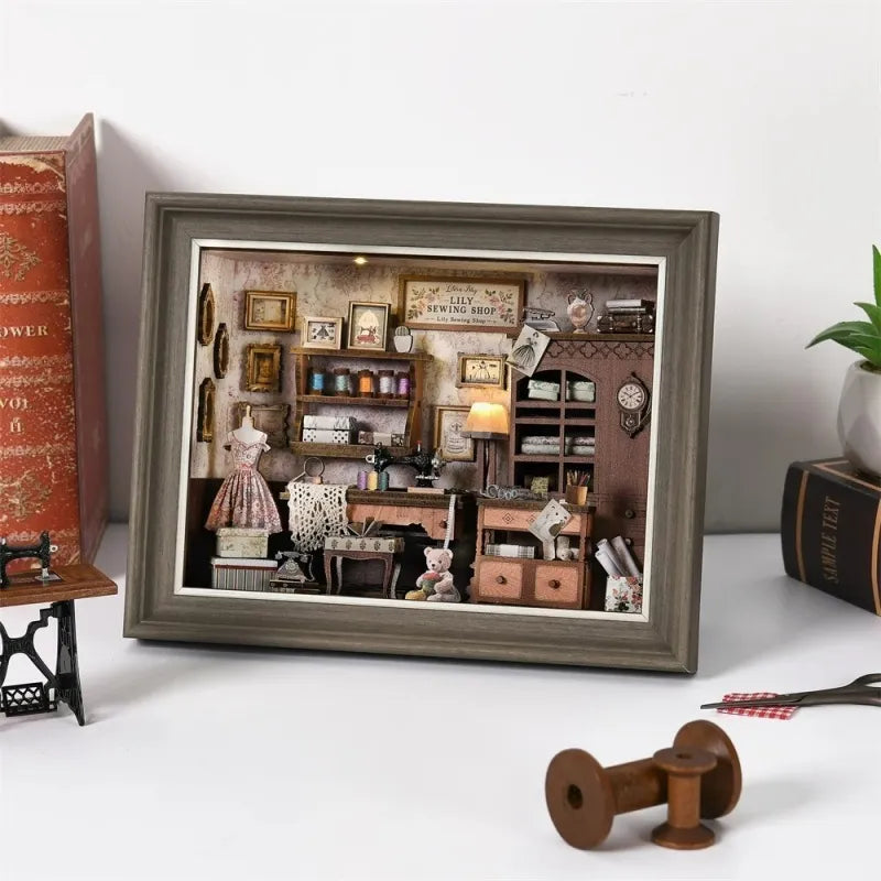 Book Nook Kit - Lily Sewing Shop Gesamtansicht mit detaillierter Szenerie