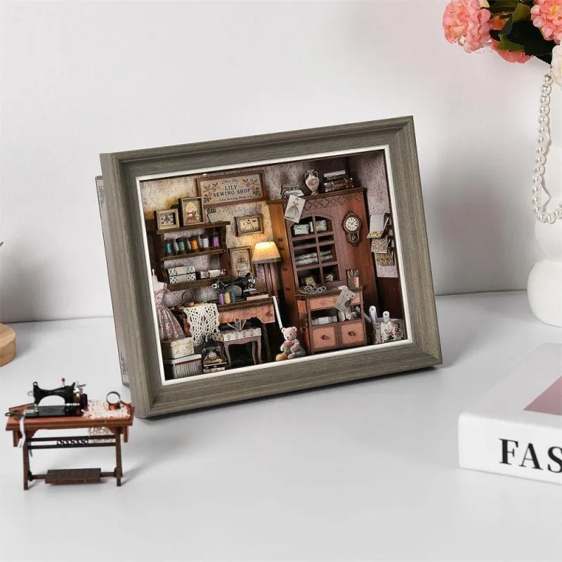 Seitliche Ansicht des Book Nook Kit - Lily Sewing Shop mit gut sichtbaren Elementen