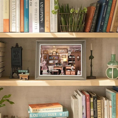 Book Nook Kit - Lily Sewing Shop dekorativ auf einem Schreibtisch platziert