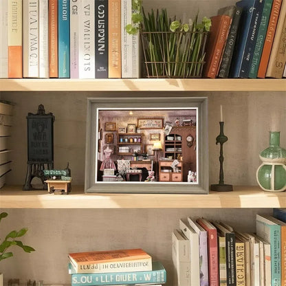 Book Nook Kit - Lily Sewing Shop dekorativ auf einem Schreibtisch platziert