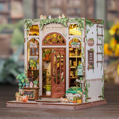 Seitliche Ansicht des Book Nook Kit | Green Life Bookshop mit gut sichtbaren Elementen