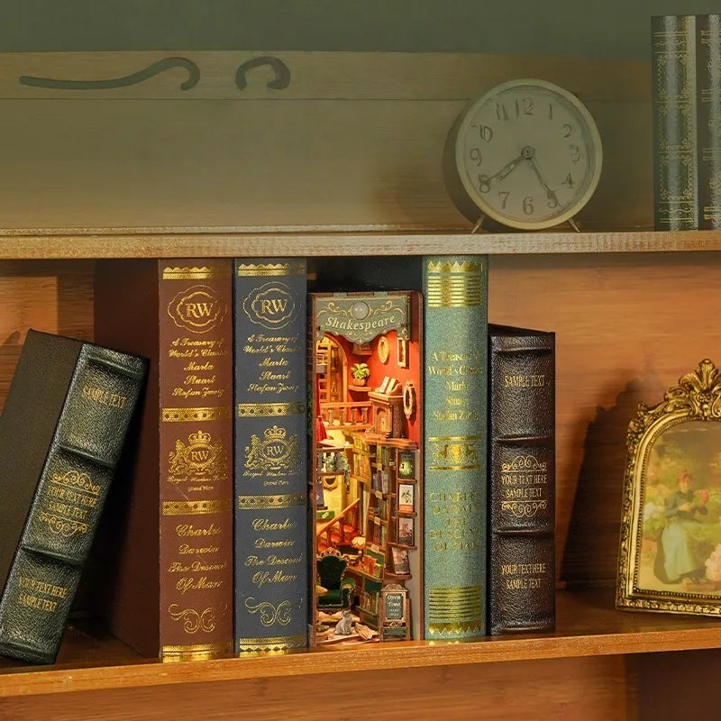 Book Nook - Left Bank Bookstore dekorativ auf einem Schreibtisch platziert