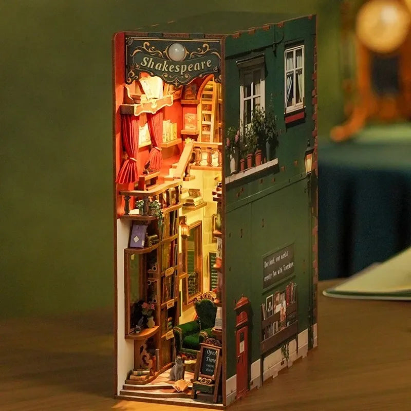 Seitliche Ansicht des Book Nook - Left Bank Bookstore mit gut sichtbaren Elementen