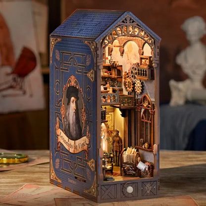 Seitliche Ansicht des Book Nook - Leonardo Da Vinci mit gut sichtbaren Elementen