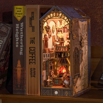 Book Nook - Leonardo Da Vinci dekorativ auf einem Schreibtisch platziert
