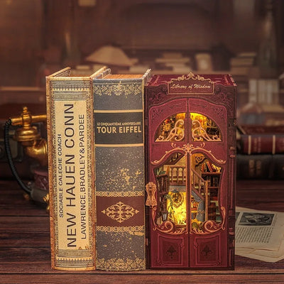 Book Nook - Library of Wisdom dekorativ auf einem Schreibtisch platziert