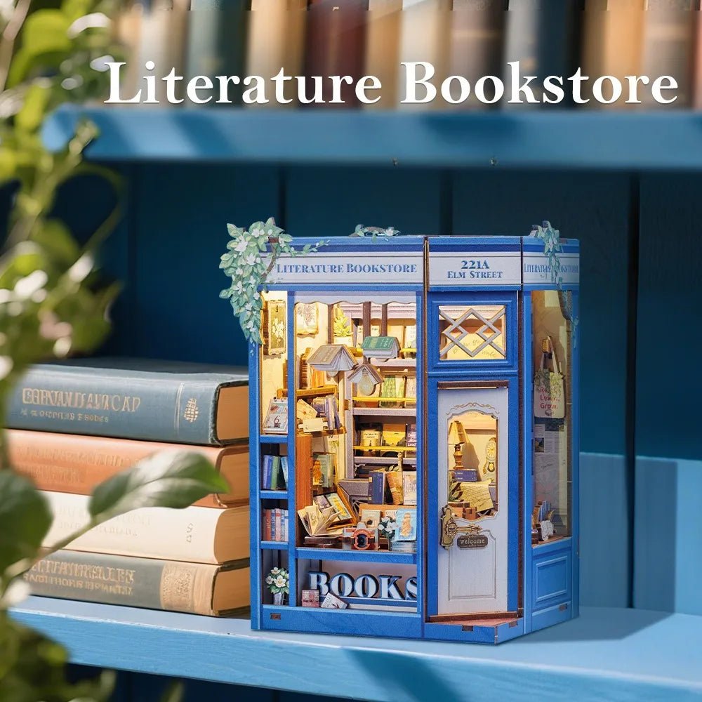 Book Nook - Literature Bookstore dekorativ auf einem Schreibtisch platziert