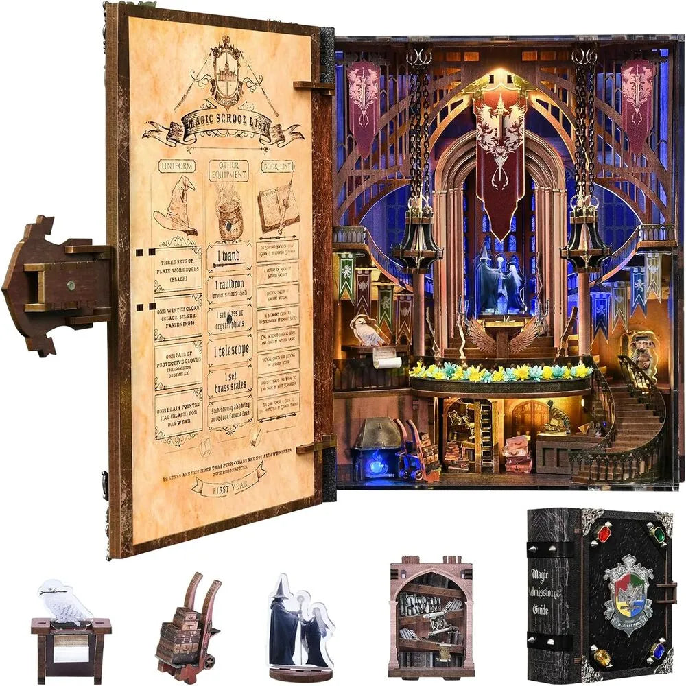 Sala aperta con pannello illustrato e principali miniature mostrate separatamente