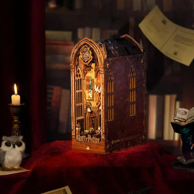 Book Nook Magic Auditorium accanto a oggetti scenografici a tema magia