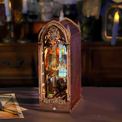 Harry Potter Magic Auditorium illuminato con Sala Grande e stemma frontale