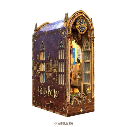 Book Nook - Magic Auditorium Gesamtansicht mit präzise geschnittenen Holzteilen und hochwertiger Verarbeitung