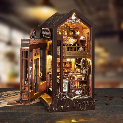 Seitliche Ansicht de Book Nook - Magic Coffee Shop mit gut sichtbaren Elementen