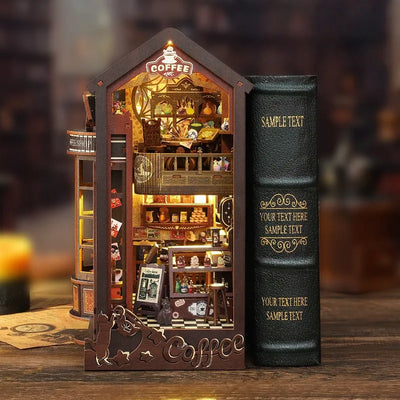 Book Nook - Magic Coffee Shop dekorativ auf einem Schreibtisch platziert