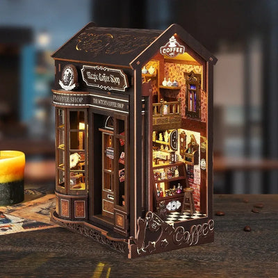 Seitliche Ansicht des Book Nook - Magic Coffee Shop mit gut sichtbaren Elementen