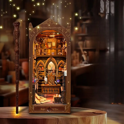 Book Nook - Magic Office dekorativ auf einem Schreibtisch platziert