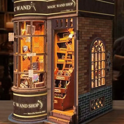 Seitliche Ansicht des Mini Miniatur Haus - Magic Wand Shop mit gut sichtbaren Elementen