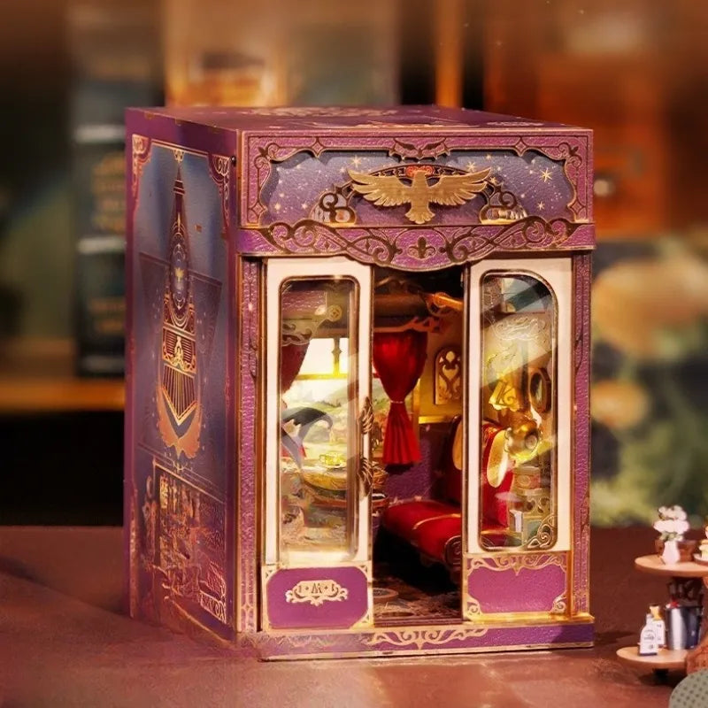 Seitliche Ansicht des Book Nook - Magical Journey mit gut sichtbaren Elementen
