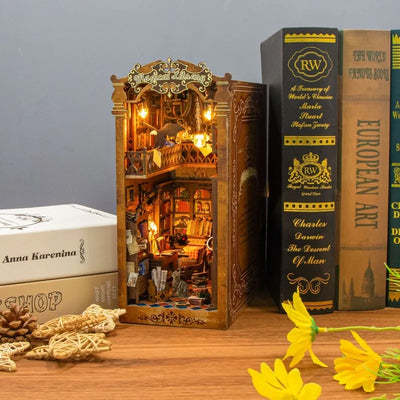 Book Nook - Magical Library dekorativ auf einem Schreibtisch platziert