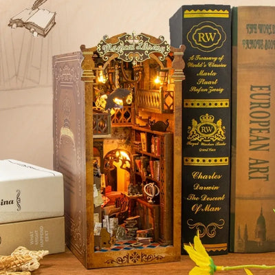 Book Nook - Magical Library dekorativ auf einem Schreibtisch platziert