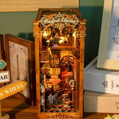 Book Nook - Magical Library dekorativ auf einem Schreibtisch platziert