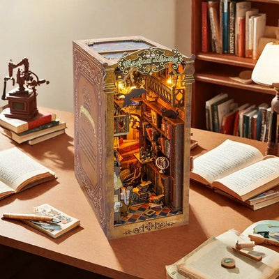 Book Nook - Magical Library dekorativ auf einem Schreibtisch platziert
