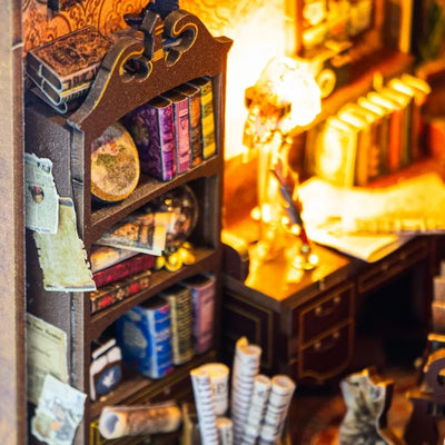 Nahaufnahme des Book Nook - Magical Library mit reichhaltigen Details