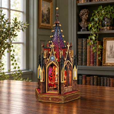 Vista laterale del book nook con lo studio in miniatura