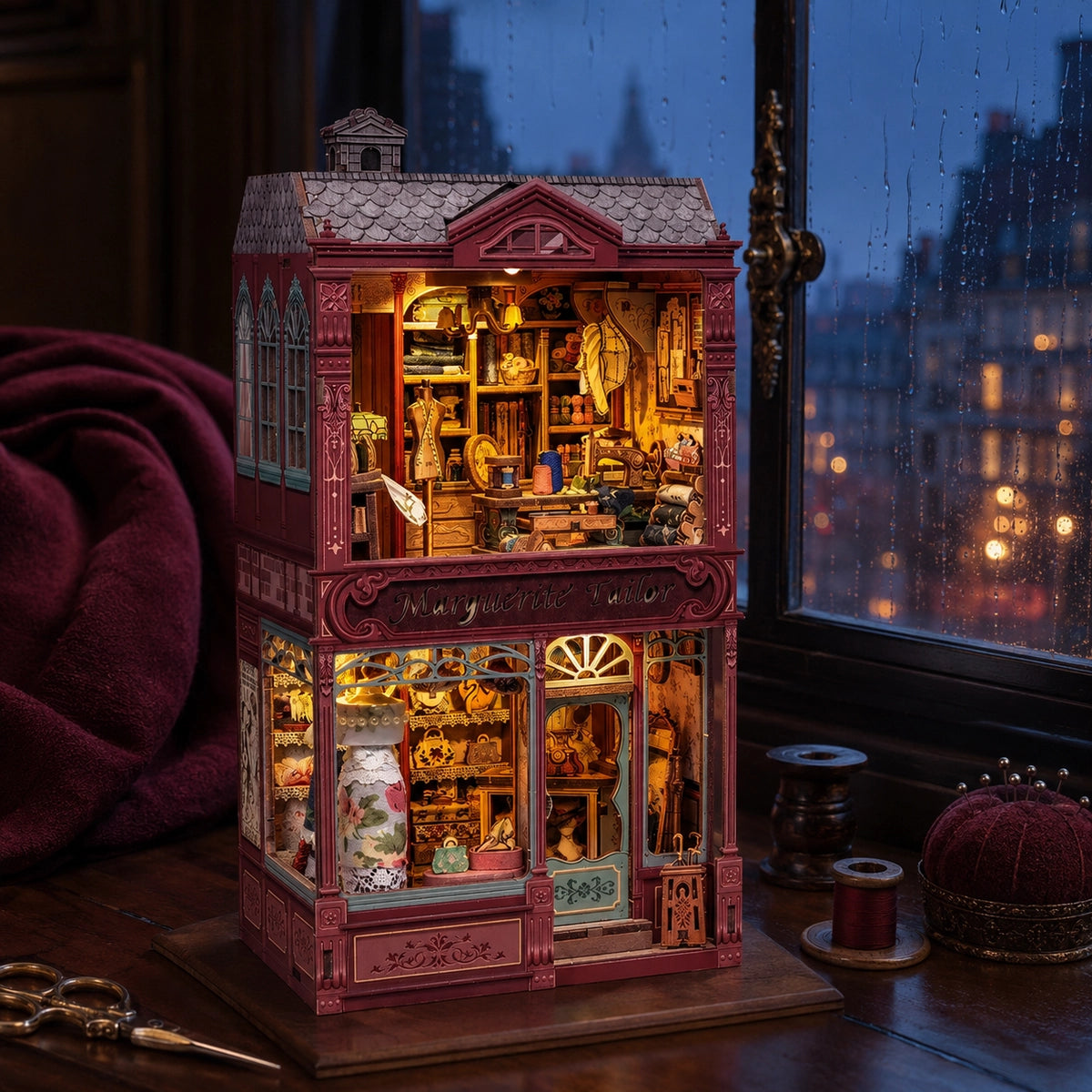Sartoria in miniatura Marguerite Tailor illuminata di sera