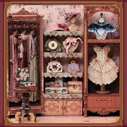 Kleiderschrank mit Spitzen, Stoffen und festlicher Mode in Marguerite Tailor